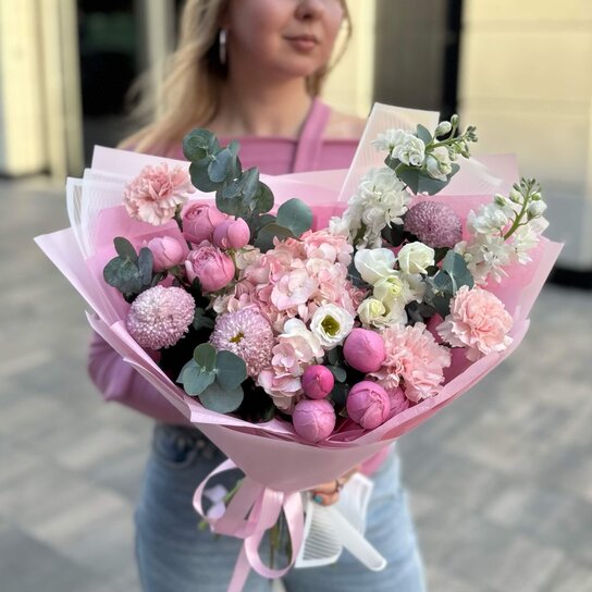 Авторский букет №389 из гортензии, хризантем, роз и маттиолы