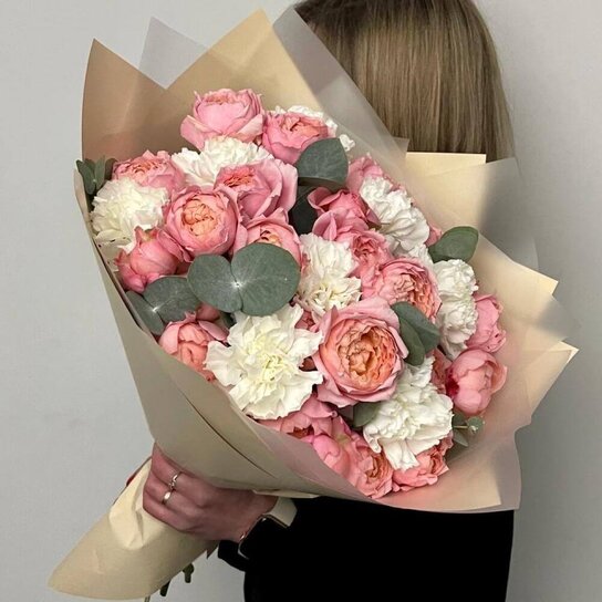 Авторский букет №298 с пионовидными розами и диантусами