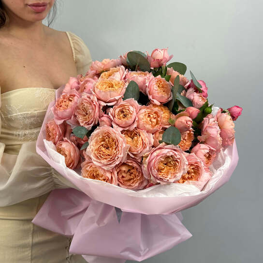 Монобукет №127, пионовидные розы Джульетта и эвкалипт