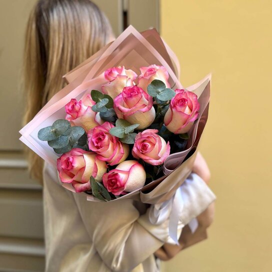 Монобукет №217 из 9 розовых роз и эвкалипта