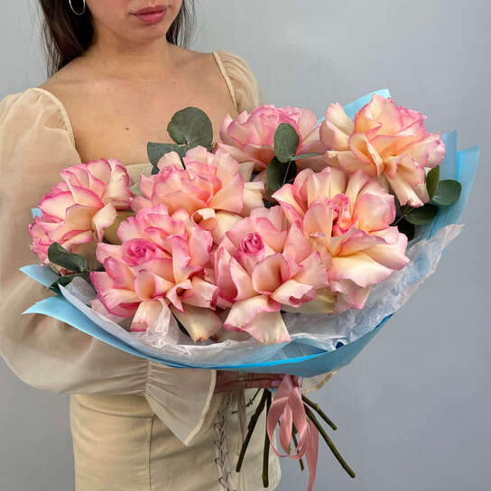 Монобукет №122, 7 французских роз с эвкалиптом