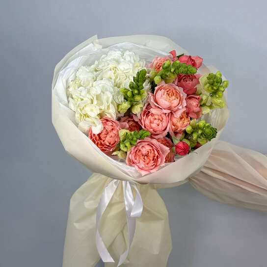 Авторский букет №124 с гортензией и львиным зевом