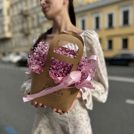 Композиция №111 с воздушной розовой гипсофилой в крафтовой сумке, размер S