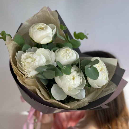 Монобукет №269 Ароматные белые пионы и эвкалипт Фото 4
