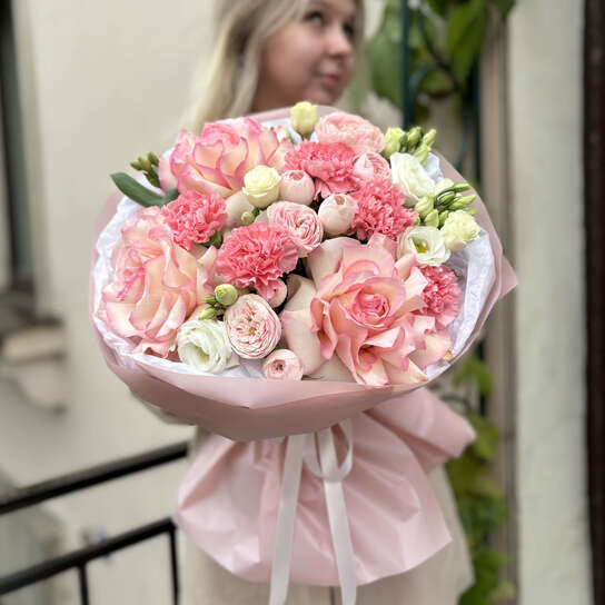 Авторский букет №148 с французскими кремовыми розами и эустомой