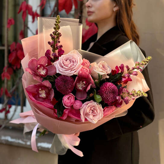 Авторский букет №130 из орхидей, роз и хризантем