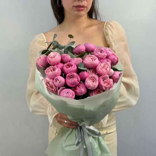 Монобукет №123, пионовидные розы Silva pink и эвкалипт