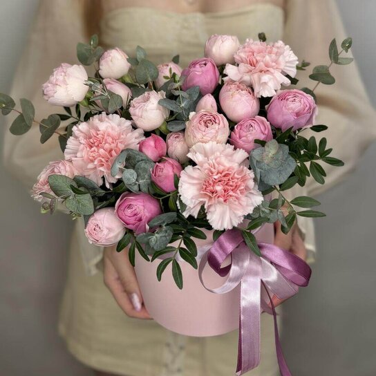 Композиция №171 Коробка из Пионовидных Роз и Эвкалипта Фото 3