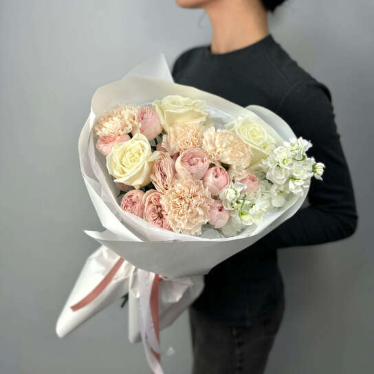 Авторский букет №139 из пионовидных роз и диантусов