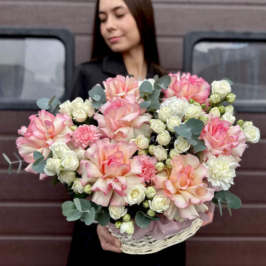 Корзина №104 из французских и кустовых роз