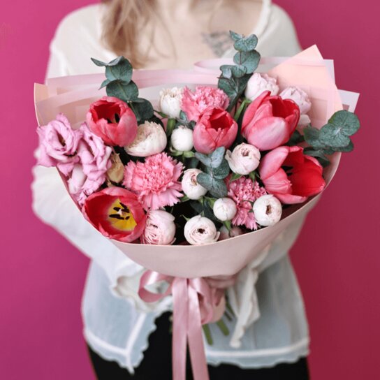 Авторский букет №247 из тюльпанов, кустовых роз, диантусов и лизиантуса