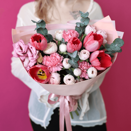 Авторский букет №247 из тюльпанов, кустовых роз, диантусов и лизиантуса