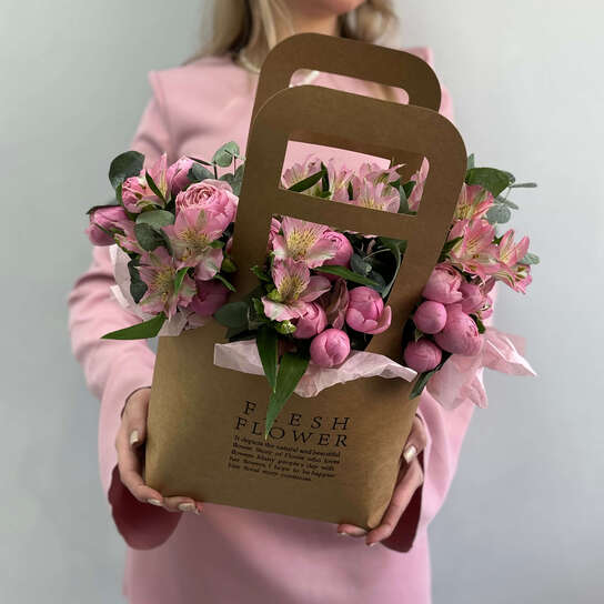 Композиция №131 из альстромерии и пионовидных роз