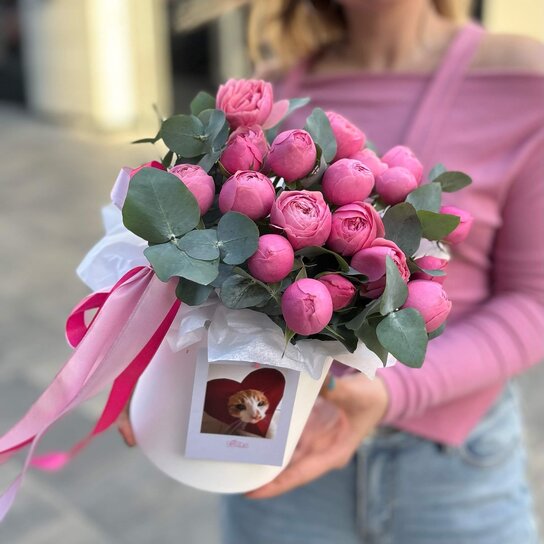 Композиция №194 в шляпной коробочке с кустовыми розами Сильва Пинк Фото 3
