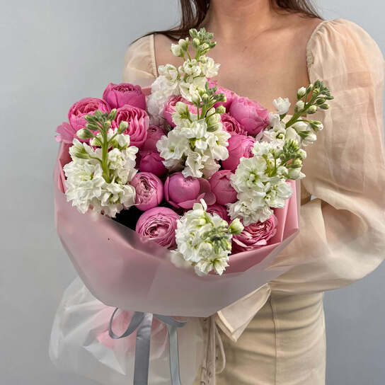 Авторский букет №109 с пионовидными розами и маттиолой