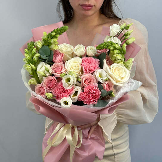 Авторский букет №101 с розами и львиным зевом