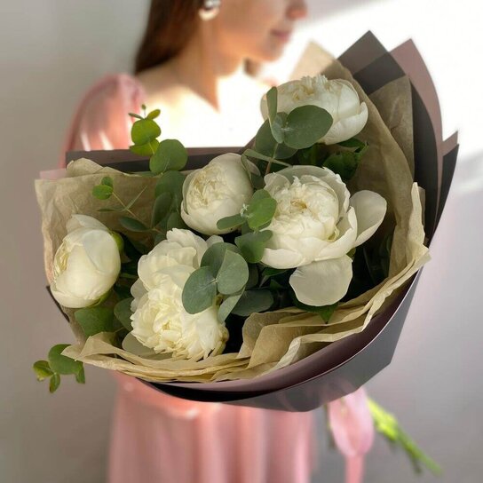 Монобукет №269 Ароматные белые пионы и эвкалипт Фото 2