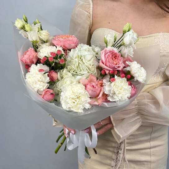 Авторский букет №114 с пионовидной розой и гиперикумом