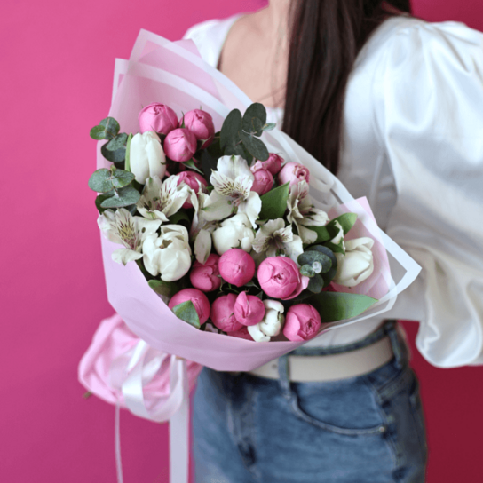 Авторский букет №249 из тюльпанов, кустовых роз и альстромерии Фото 4