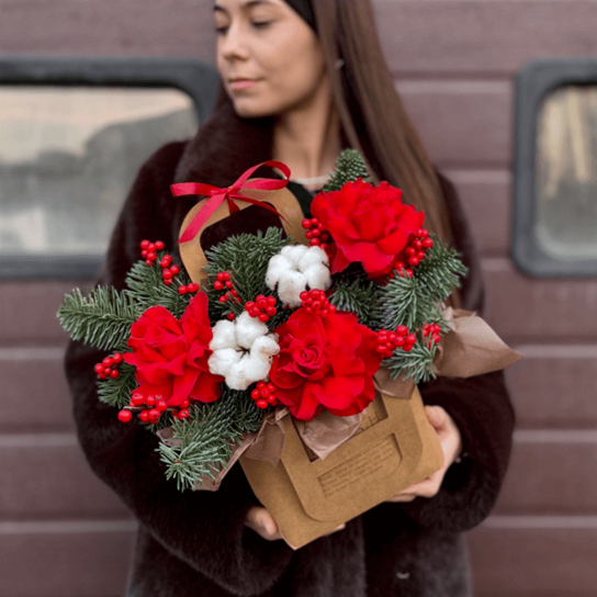 Композиция №145 в крафтовой сумочке из красных роз,  нобилиса, илекса и хлопка