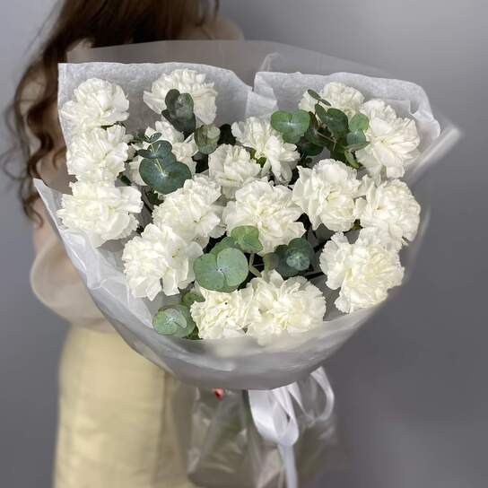 Монобукет №150 из белых диантусов и эвкалипта