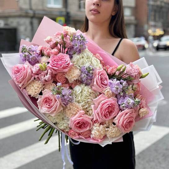 Авторский букет №126 с нежными розовыми розами