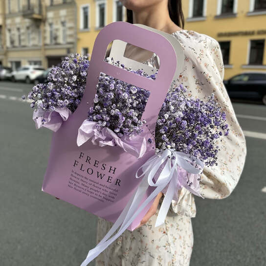 Композиция №116 с воздушной фиолетовой гипсофилой в крафтовой сумке, размер M