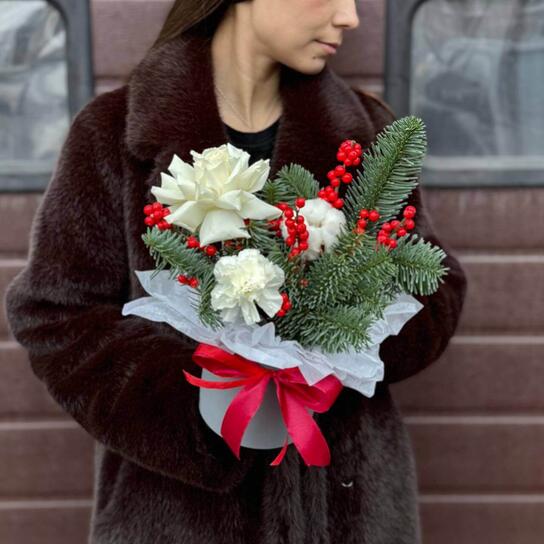 Композиция №146 в шляпной коробке "Снежная горка" с розами, нобилисом и хлопком