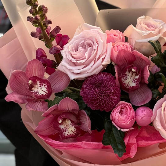 Авторский букет №130 из орхидей, роз и хризантем