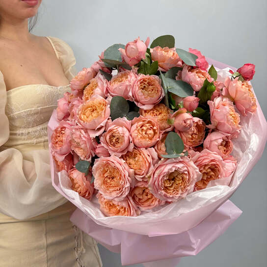 Монобукет №127, пионовидные розы Джульетта и эвкалипт