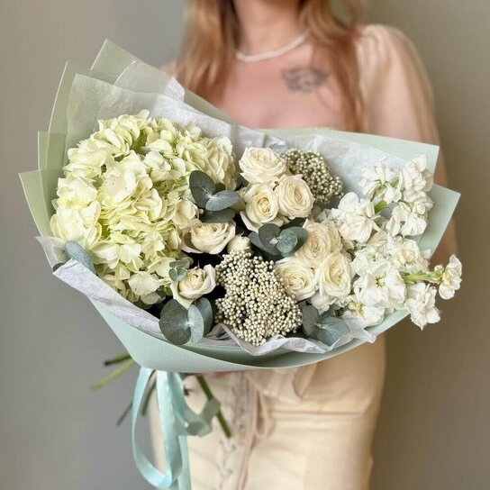 Авторский букет №269 Белый букет: Гортензия | Кустовая Роза | Озотамнус