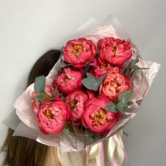 Монобукет №253 Пионы Coral Charm и эвкалипт Фото 4