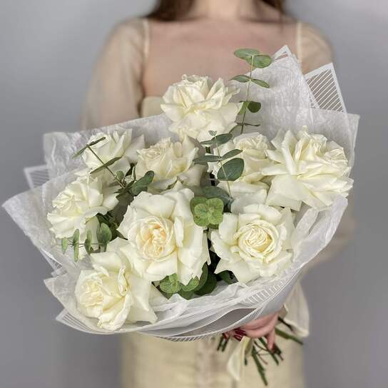 Монобукет №147 из белых франузских роз и эвкалипта