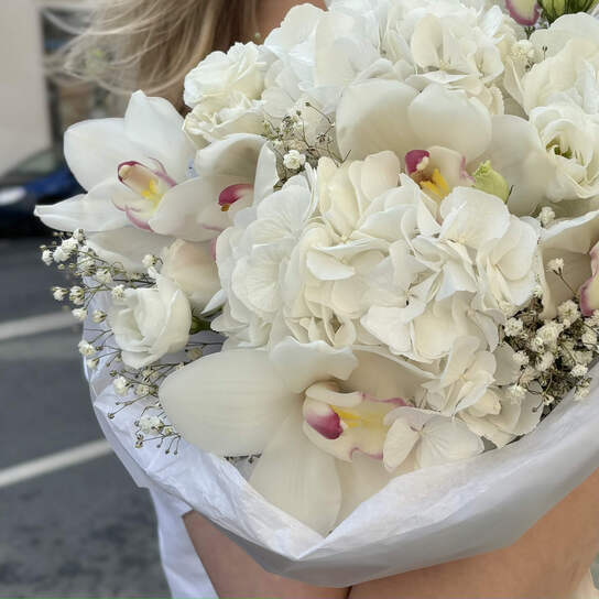 Авторский букет №128 из белой гортензии и цимбидиума