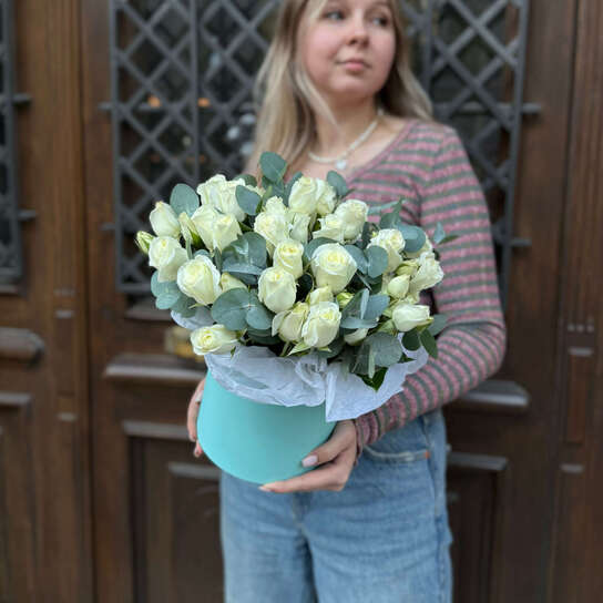 Композиция №119 из белых кустовых роз