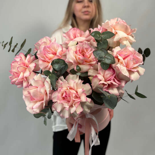 Композиция №127 из французских роз и эвкалипта