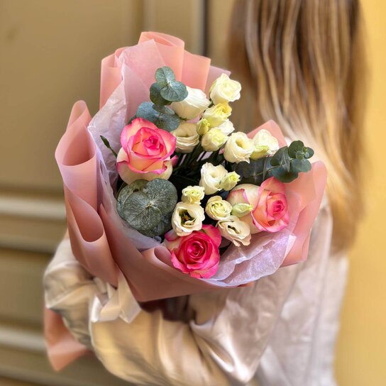 Авторский букет №256 из роз и устомы