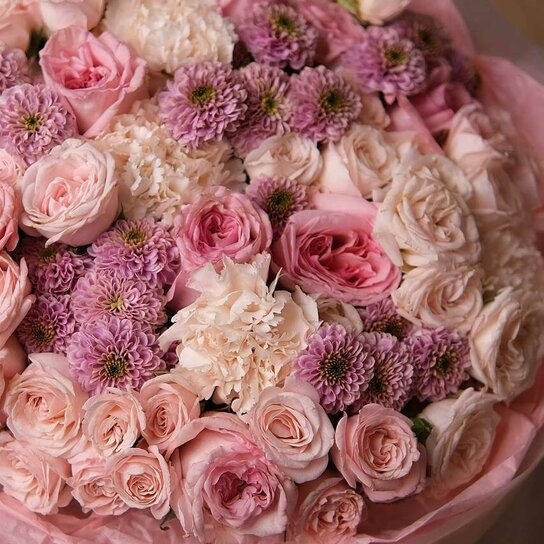 Авторский букет №201 Авторский букет "Радость" из кустовых роз, диантусов и сантини Фото 4