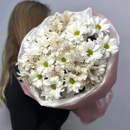 Авторский букет №165 из ромашковых хризантем и альстромерий в воздушной Фото 4