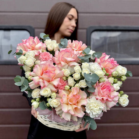 Корзина №104 из французских и кустовых роз