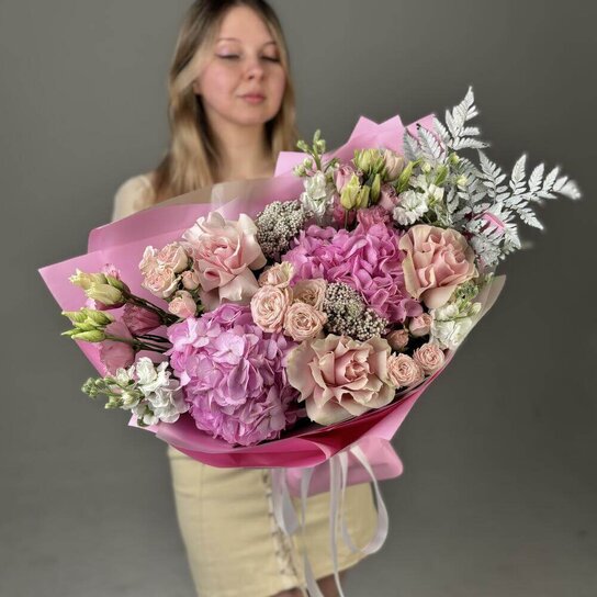 Авторский букет №276  из гортензий, кустовых и французских роз