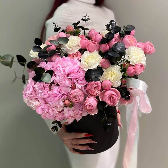 Композиция №102 пышная гортензия с кустовыми розами и диантусами