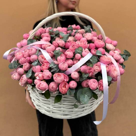 Композиция №136 Плетеная корзина с 51 кустовой розой Сильва Пинк