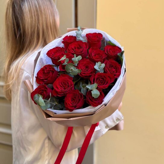 Монобукет №216 из 13 красных роз и эвкалипта Фото 3