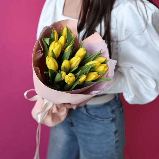 Монобукет №178 из 17 ярких желтых тюльпанов