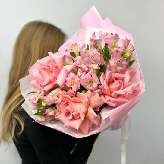 Авторский букет №163 "Розовый бум" авторский букет из роз и альстромерий Фото 2