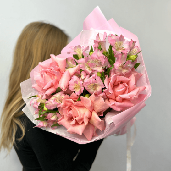 Авторский букет №163 "Розовый бум" авторский букет из роз и альстромерий
