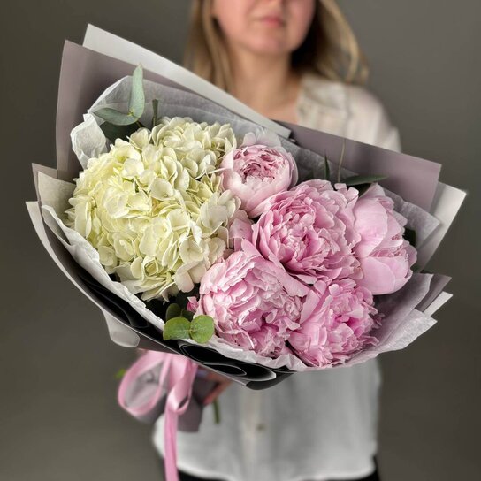 Авторский букет №232 из гортензии, пионов и эвкалипта