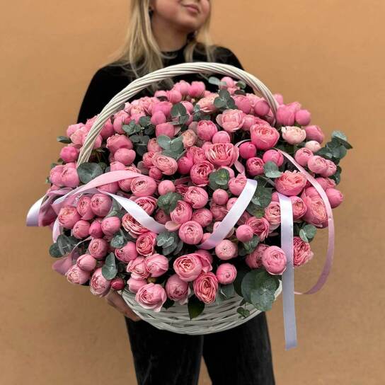 Композиция №136 Плетеная корзина с 51 кустовой розой Сильва Пинк