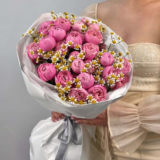 Авторский букет №108 с пионовидными розами и матрикариями